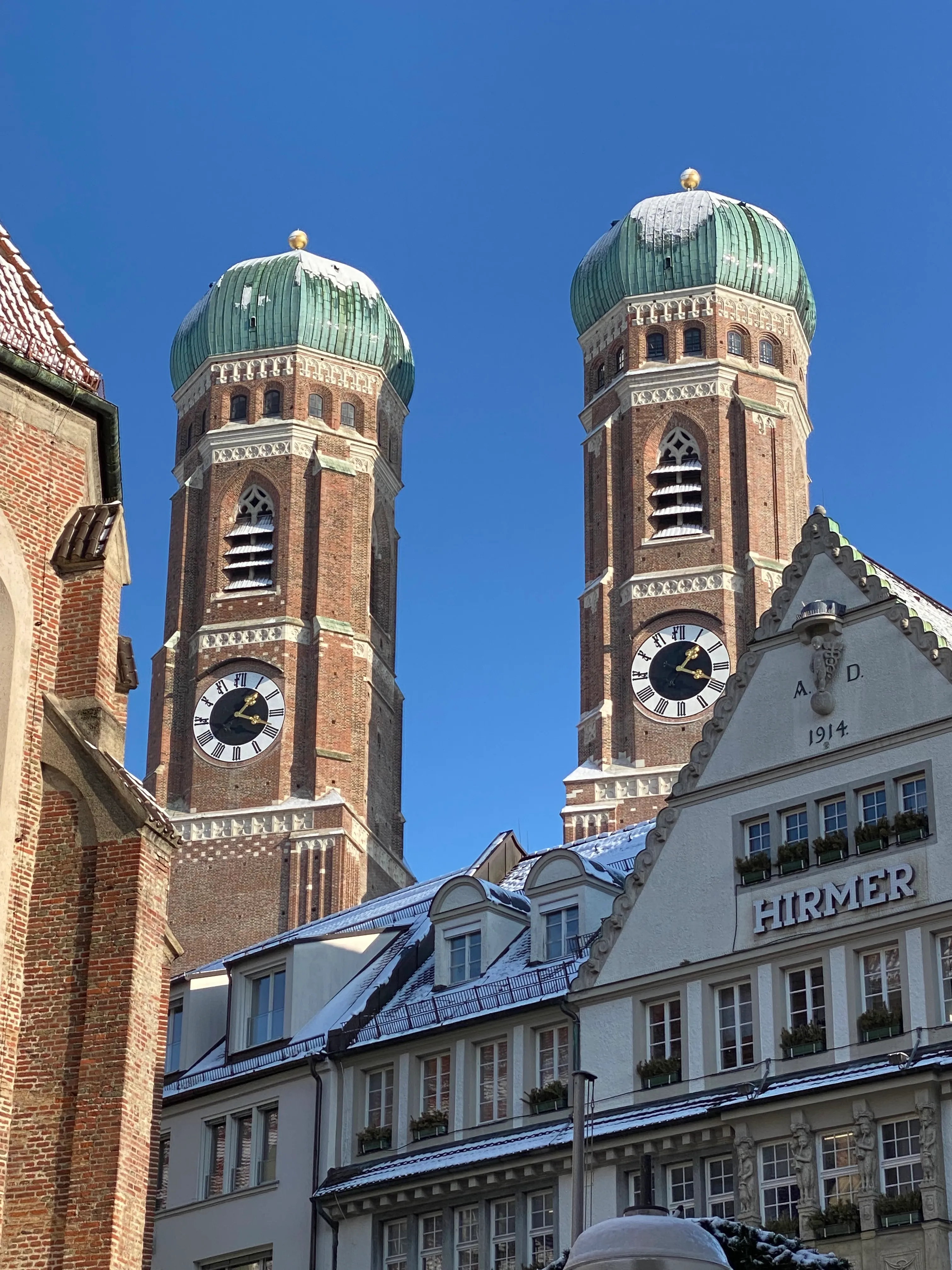 Die Türme der Frauenkirche in München, gesehen aus der Nähe der Kanzlei in der Kaufingerstraße